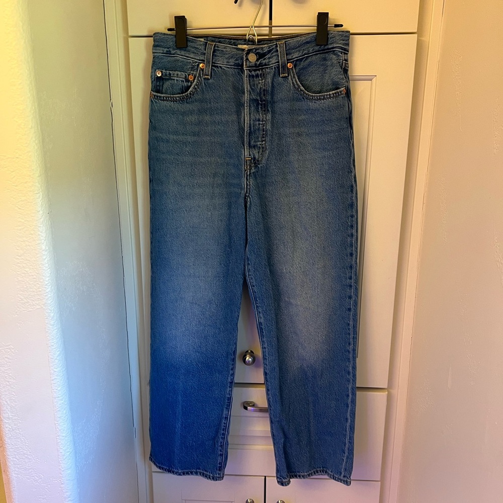 LEVI’S RIBCAGE STRAIGHT LEG MEDIUM WASH JEANS